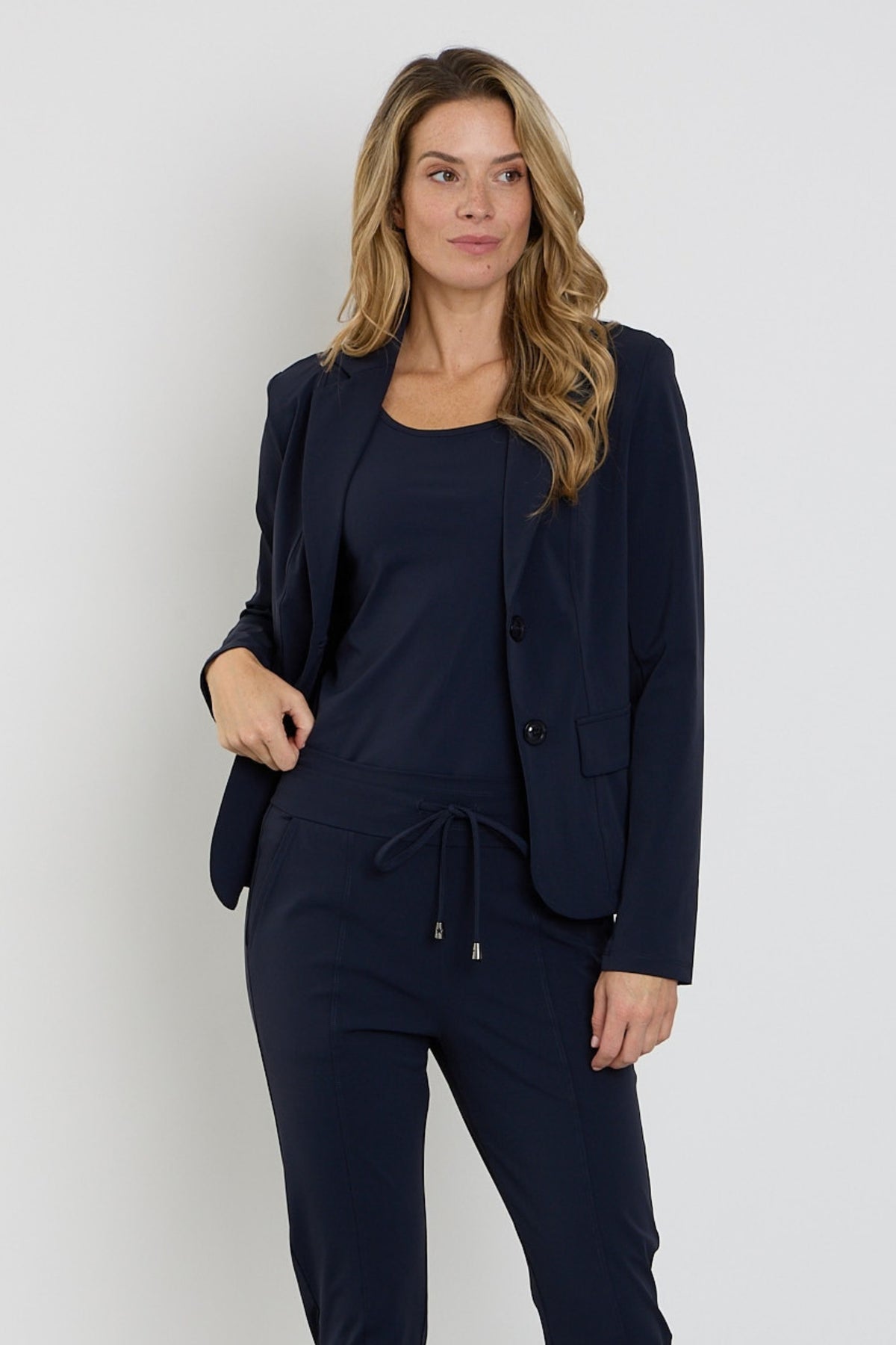 Navy bonded travel blazer van Mi Piace, getoupeerde pasvorm en stijlvolle uitstraling, gedragen door een model.