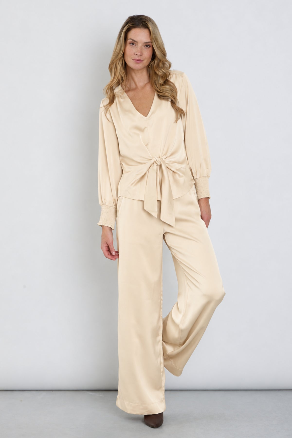 Zwarte satijnen broek van Mi Piace, model Sand 202936, met vloeiende stof en comfortabele pasvorm.