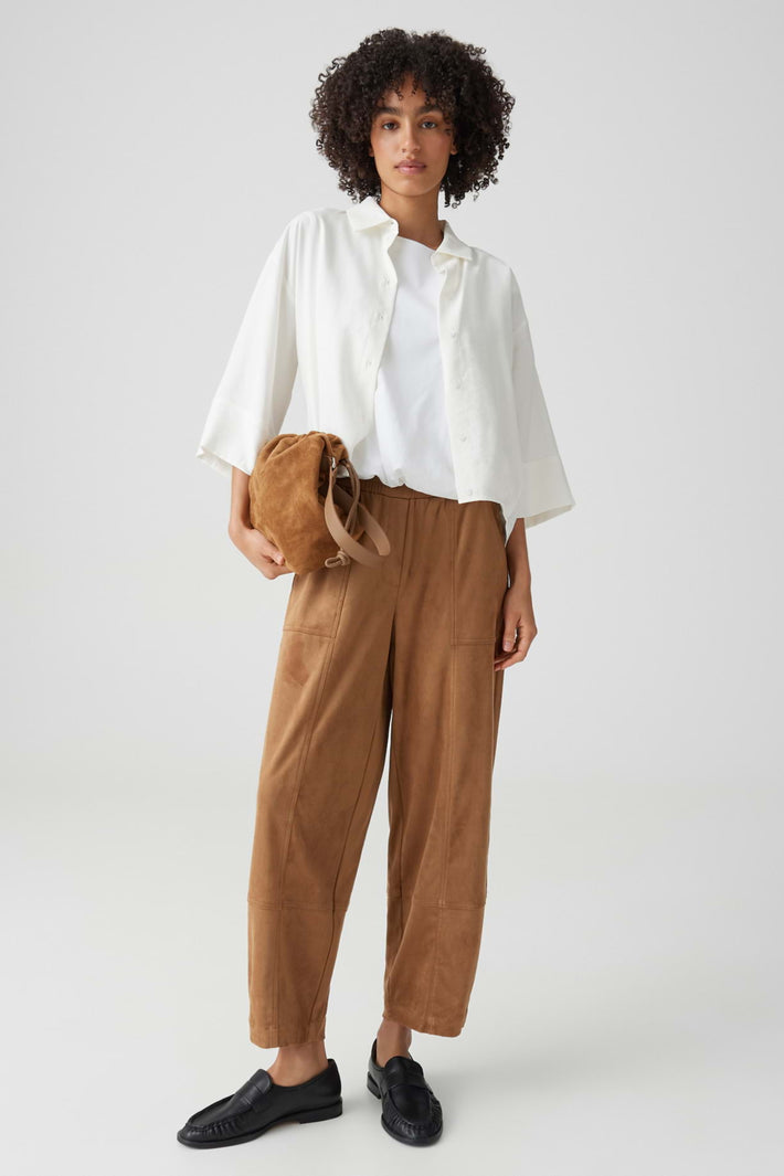 Opus Myha Barrel Velours broek in gingerbread kleur, zachte velours stof, met een losse pasvorm en elastische taille.
