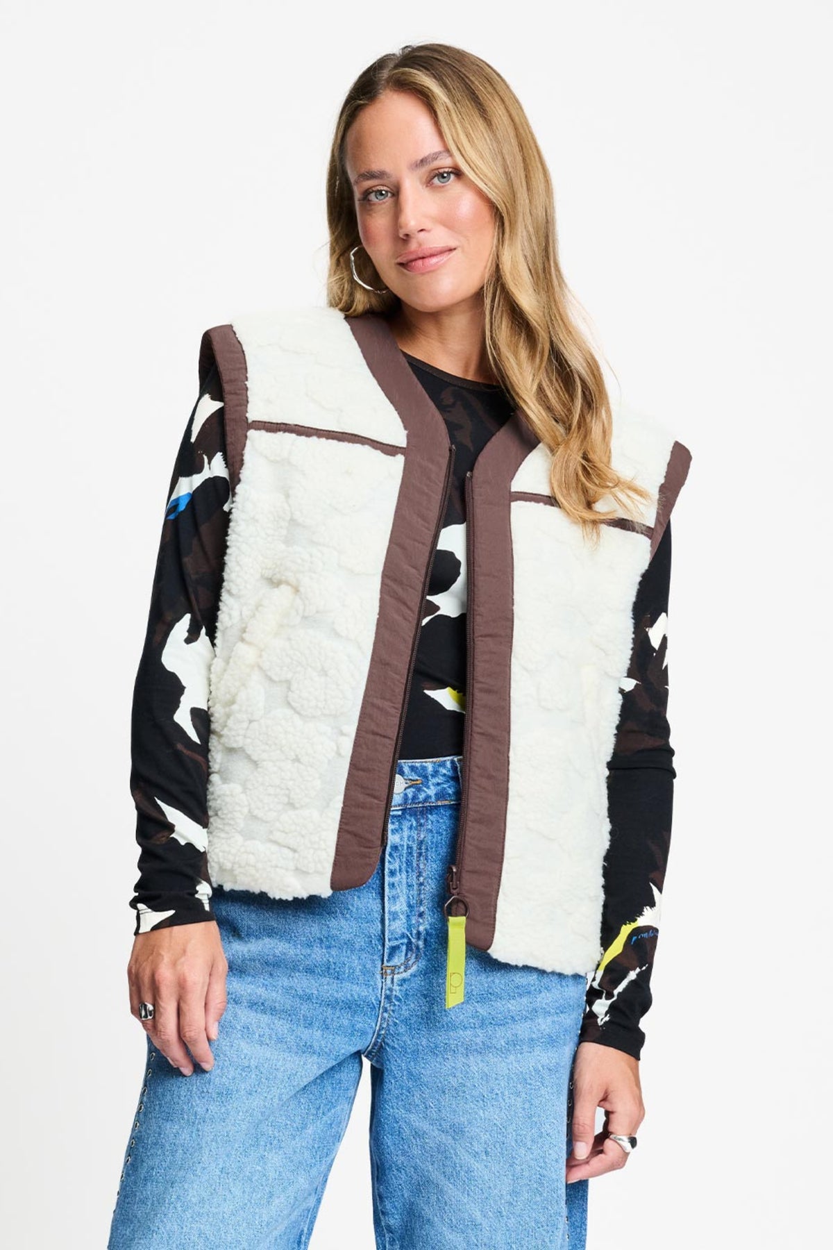 Ecru gilet Gigi van POM Amsterdam met knopen en ribgebreide details, gedragen door een model.
