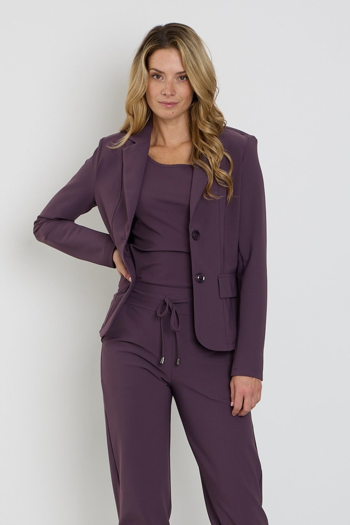 Mi Piace Bonded Travel Blazer in plum, stijlvolle dames blazer met getapete afwerking en moderne pasvorm.