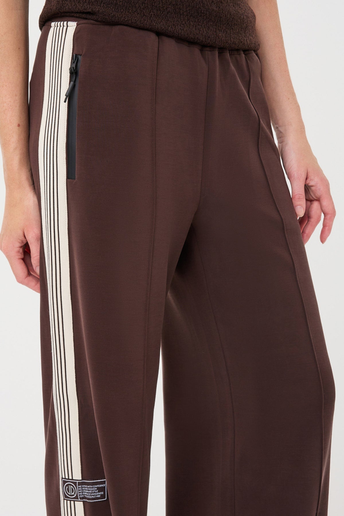 Modal broek tape in cacao kleur van EsQualo, met strakke afwerking en elastische pasvorm voor comfortabel dragen.