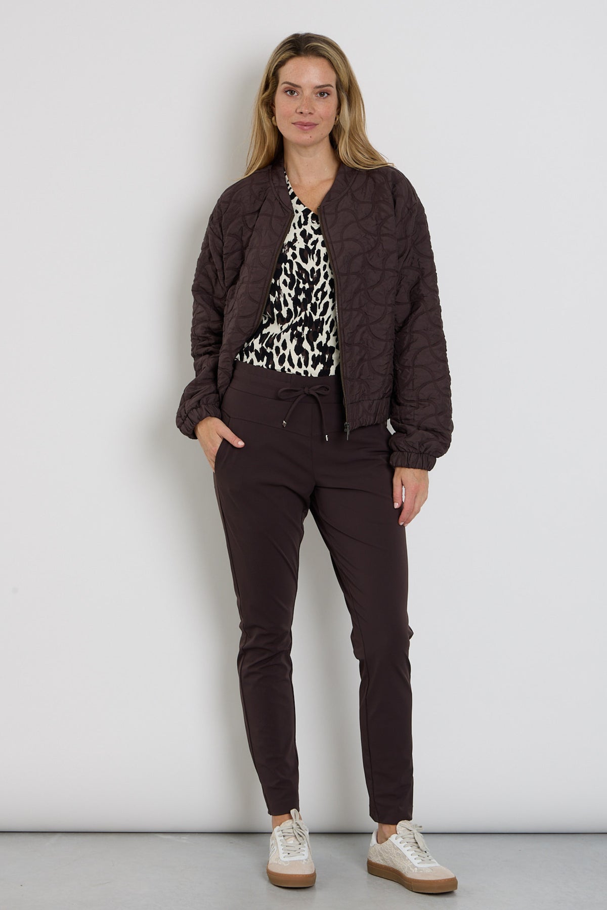 Zoso Travel Broek Amber Espresso, damesbroek met comfortabele pasvorm en modieuze kleur, geschikt voor reizen en dagelijks gebruik.