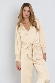 Zwarte satijnen blouse met knoopdetail van Mi Piace, elegante uitstraling en losse pasvorm, geschikt voor casual en formele gelegenheden.