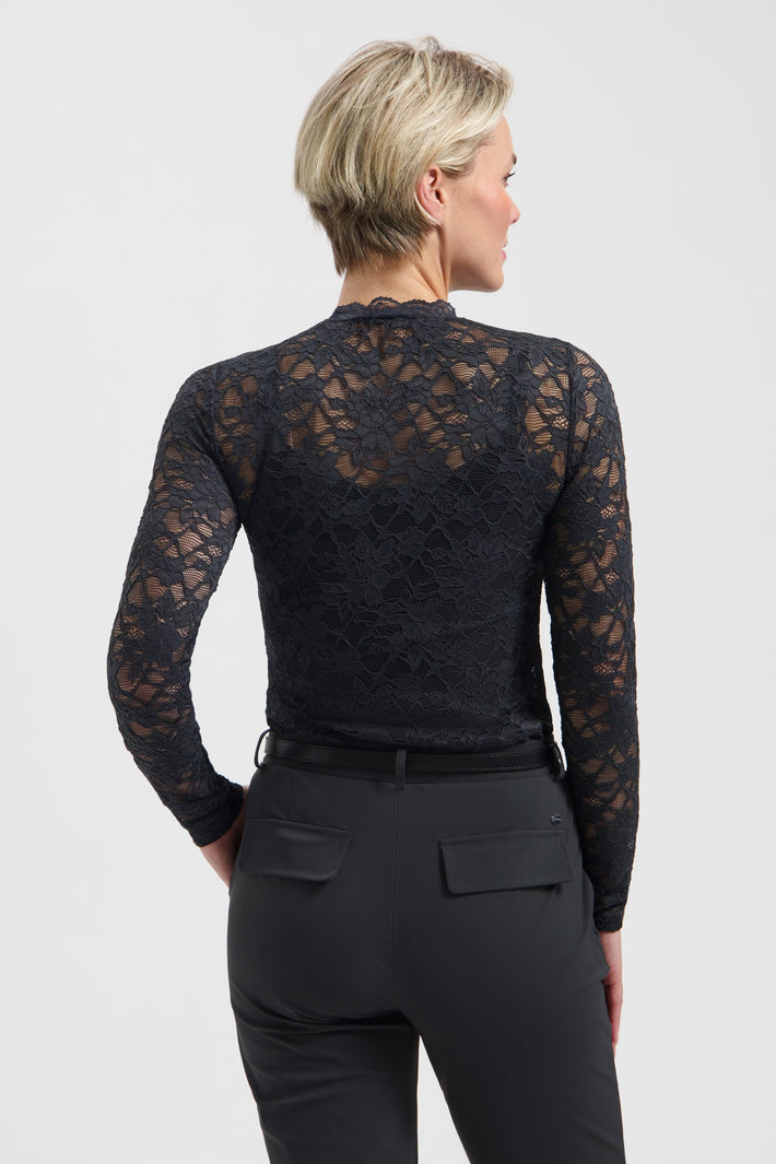 Lady Day travel top Joshua Smokey, lichtgewicht en comfortabel, getoond in deze afbeelding met stijlvolle pasvorm en zachte stof.