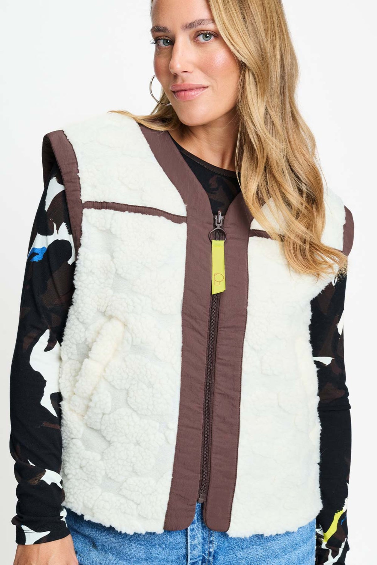 Ecru gilet Gigi van POM Amsterdam met knopen en zachte stof, gedragen door een model.
