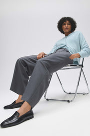 Nuchtere antracieten broek van Opus Mozy Mod met rechte pasvorm en comfortabele stof, gedragen door een model.