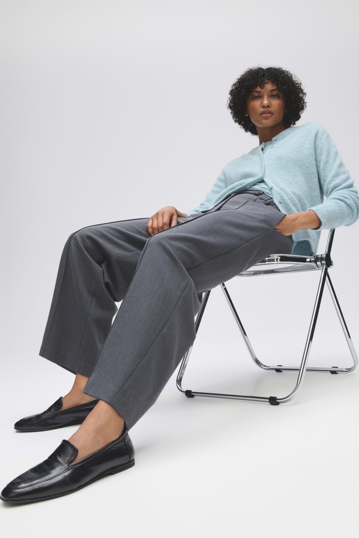 Nuchtere antracieten broek van Opus Mozy Mod met rechte pasvorm en comfortabele stof, gedragen door een model.