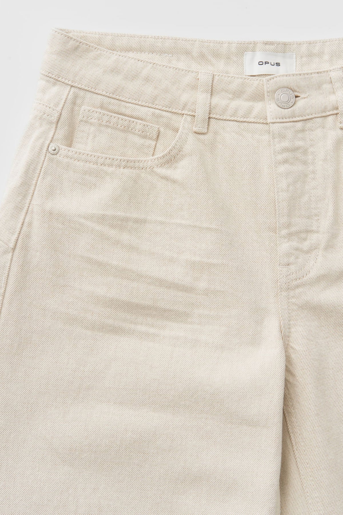 Lolah Natural Soft Cream broek van Opus, comfortabele damesbroek met zachte crèmekleurige stof en rechte pasvorm.