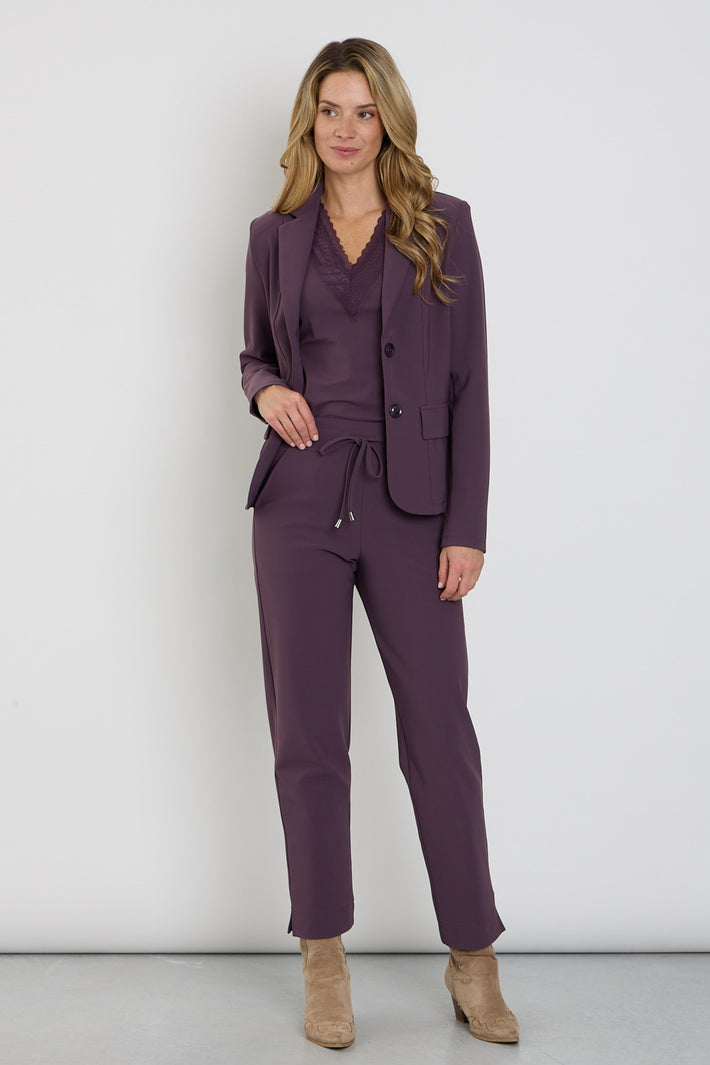 Mi Piace Bonded Travel Broek Plum Perfect met comfortabele pasvorm en waterdichte stof, zichtbaar in de afbeelding.