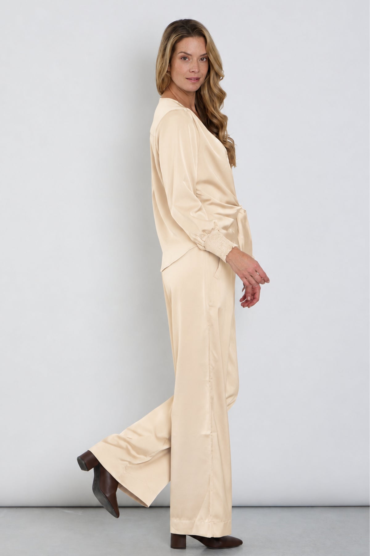 Zwarte satijnen broek van Mi Piace, model Sand 202936, met een losse pasvorm en glanzende afwerking.