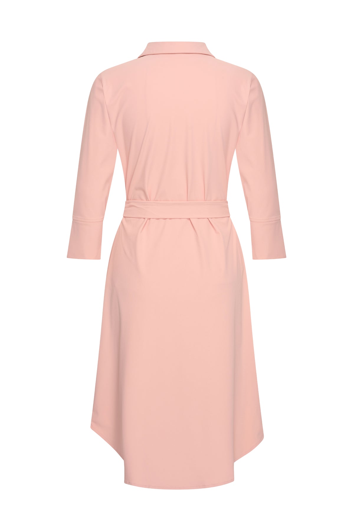 Mi Piace Travel Jurk Mellow Rose, lichte roze jurk met luchtige stof en elegante pasvorm, geschikt voor reizen en casual gelegenheden.