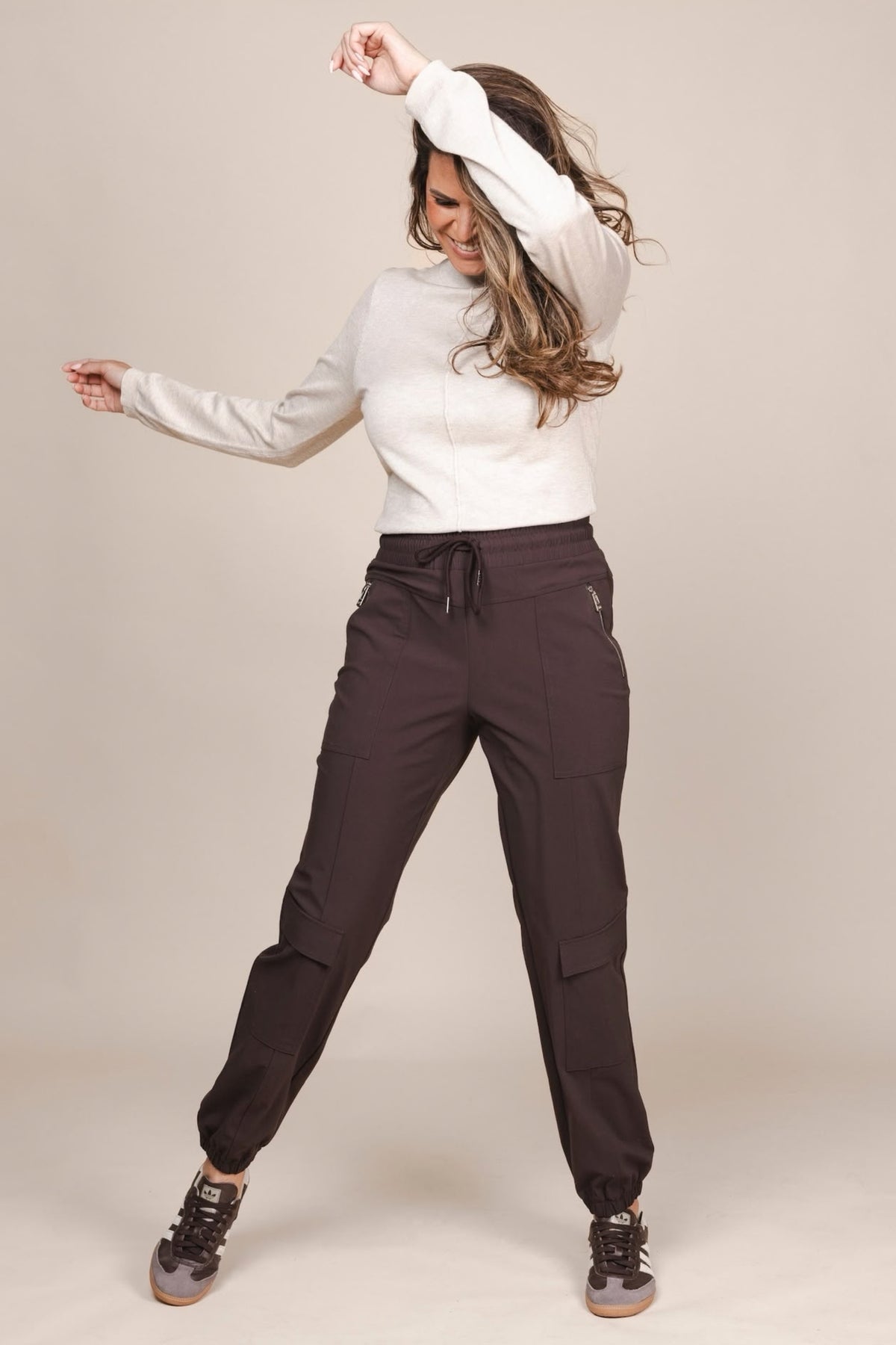 Zoso Kim beige sweater met lange mouwen en ronde hals, zachte stof, gedragen door een model.