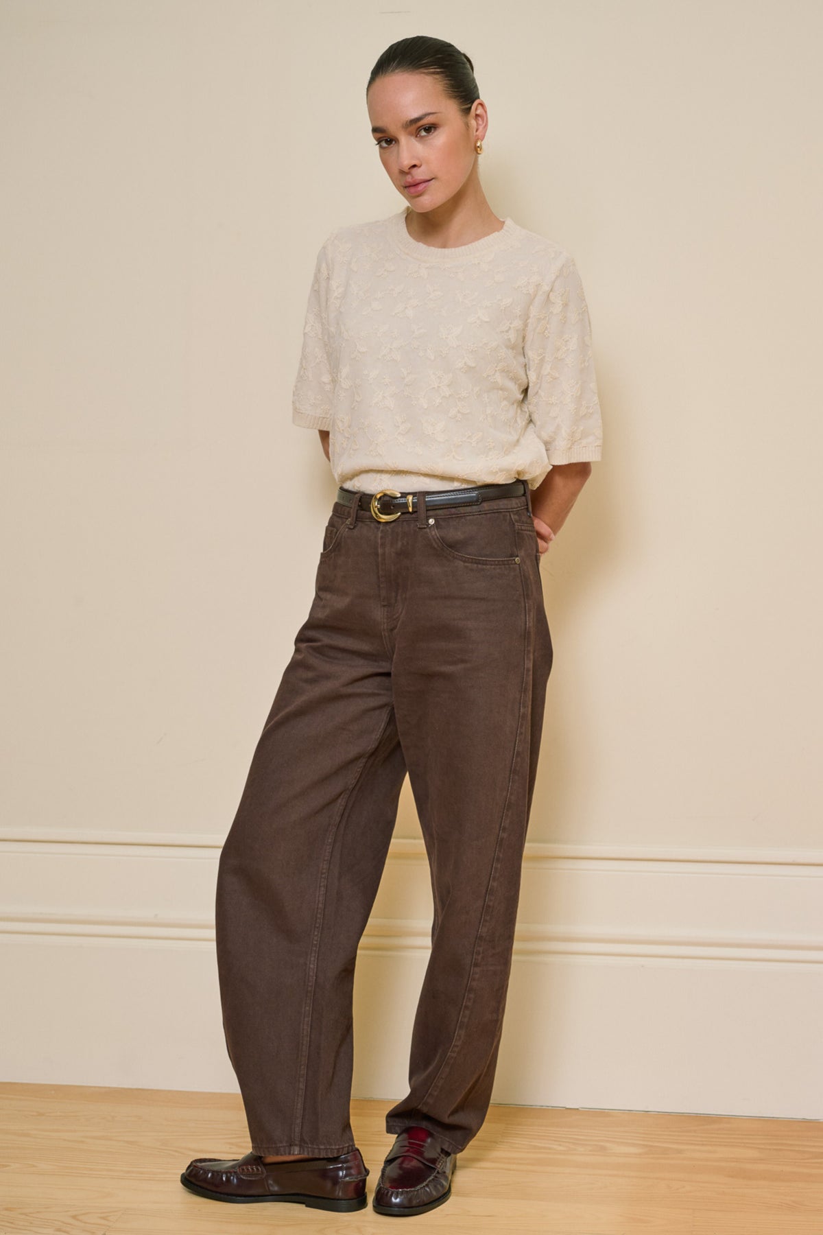 Donkere jeans van EsQualo Barrel Cacao F26.12513 met rechte snit en denim stof, getoond in de afbeelding.