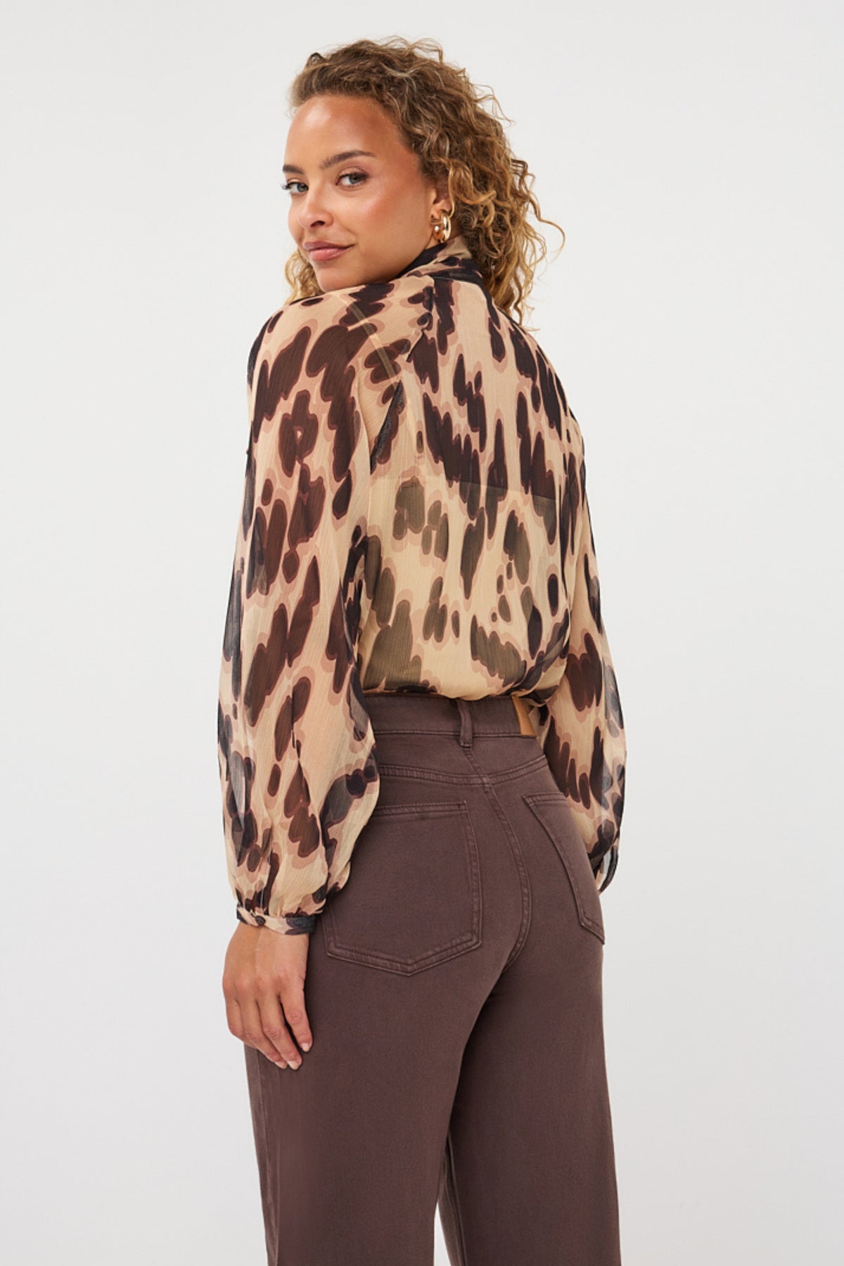 Zachte EsQualo blouse met sjaal met print, lichte stoffen en een elegante uitstraling, zichtbaar in de afbeelding.