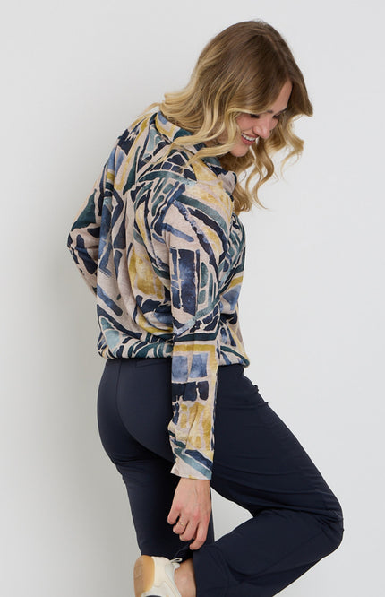 Enjoy blouse polo met grafische print in zandkleur, korte mouwen en elegante stijl, zichtbaar op de afbeelding.