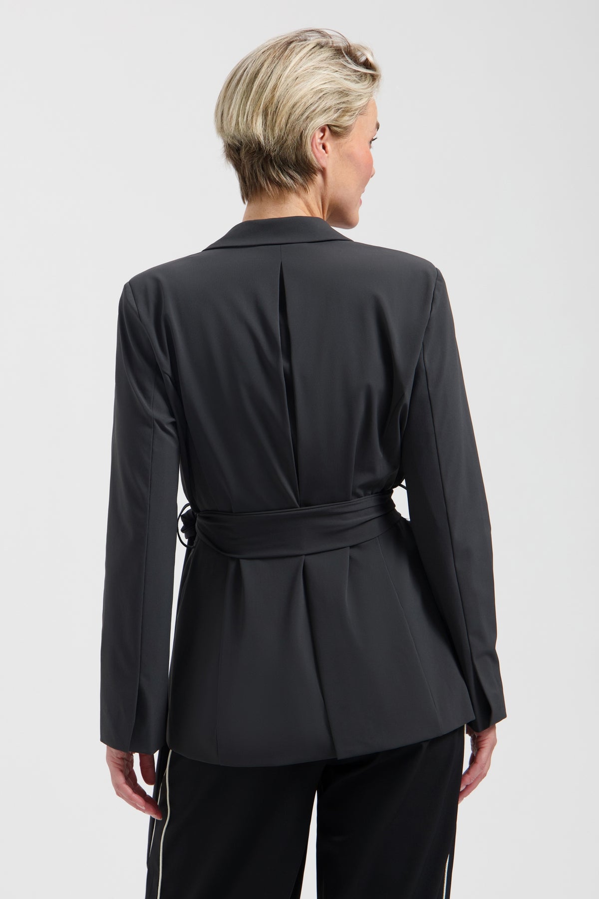 Lady Day Travel Blazer Carmen Smokey, dames blazer in grijs met knopen en revers, casual en stijlvol voor reizen.