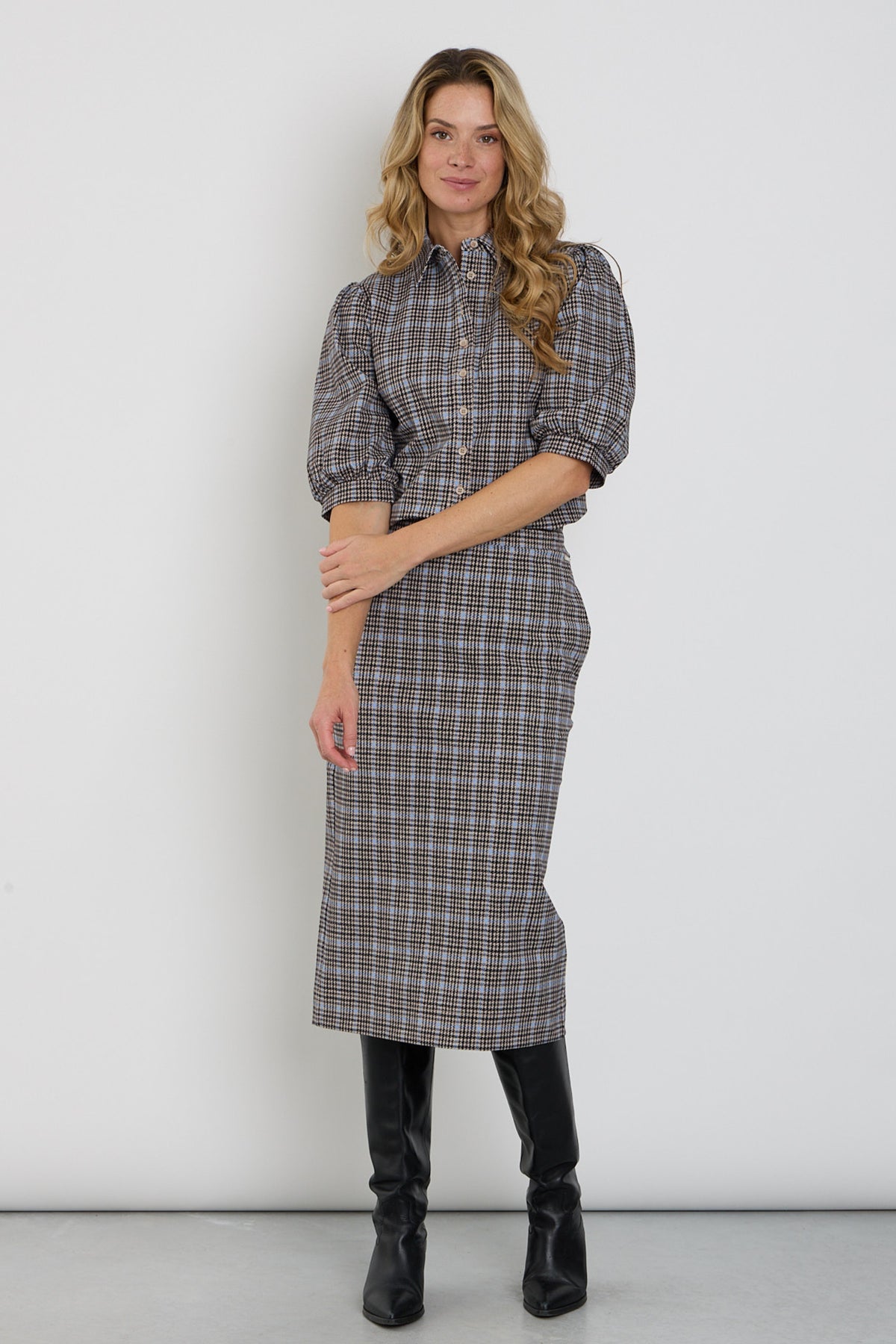 Mi Piace zware reisrok in Harvest Tweed Print Della Blue, stijlvol met een gedetailleerd blauwe tweed print.
