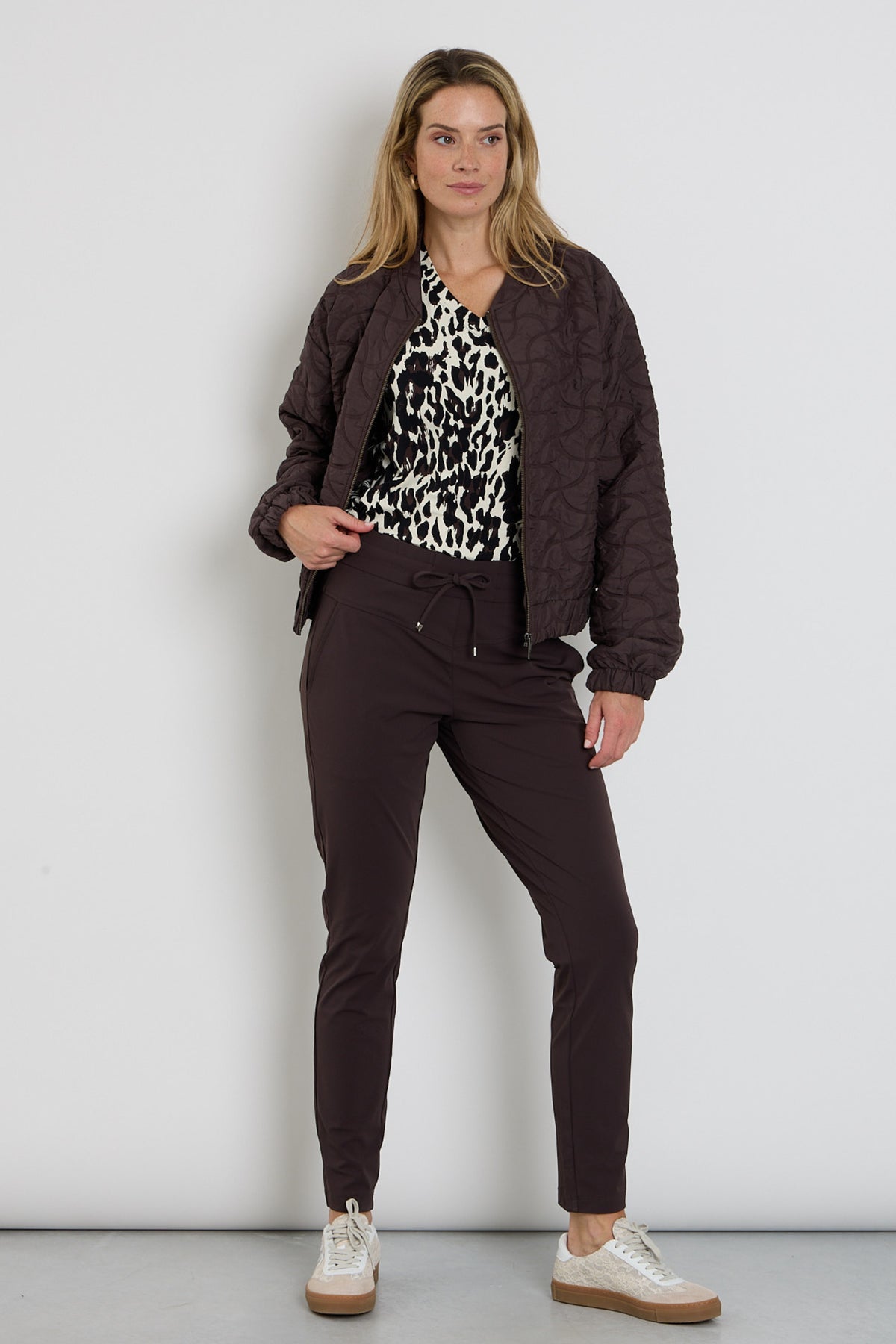 Zoso Travel Broek Amber Espresso, herenmodel, comfortabele pasvorm in donkerbruin, geschikt voor reizen en casual draagstijl