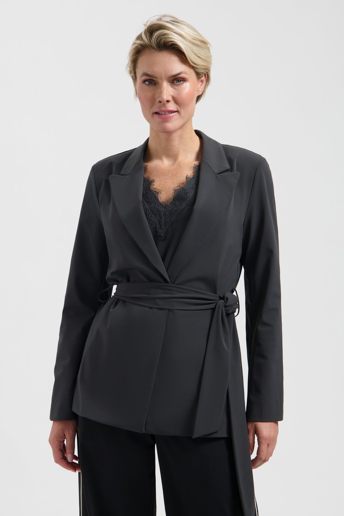 Lady Day Travel Blazer Carmen Smokey, donkergrijze damesblazer met reverskraag en knoopsluiting, getoond op een lichte achtergrond