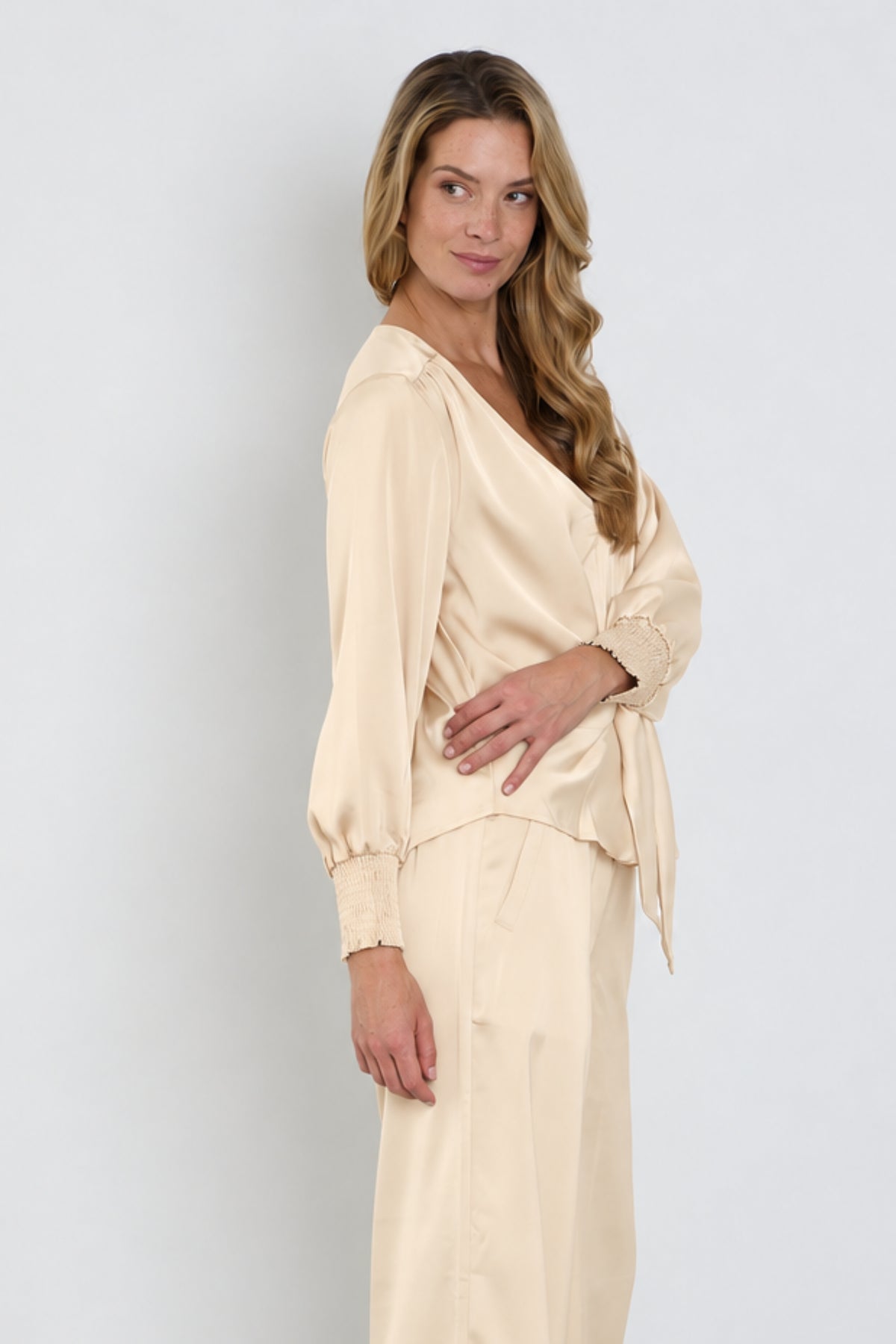 Zwarte satijnen blouse met knoopdetail en losse pasvorm van Mi Piace, geschikt voor elegante en casual looks.
