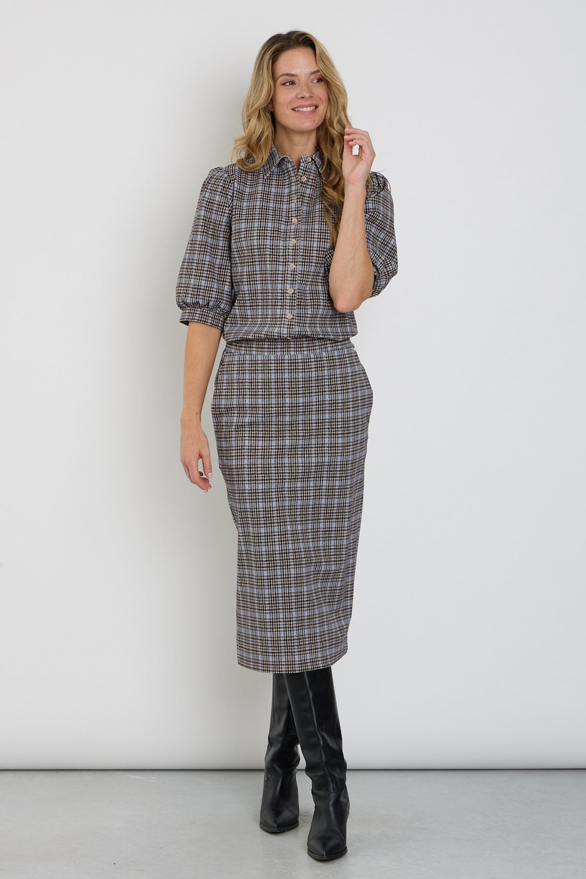 Mi Piace zware reisrok Harvest Tweed print in Della Blue, getailleerd model met blauwe en bruine print.