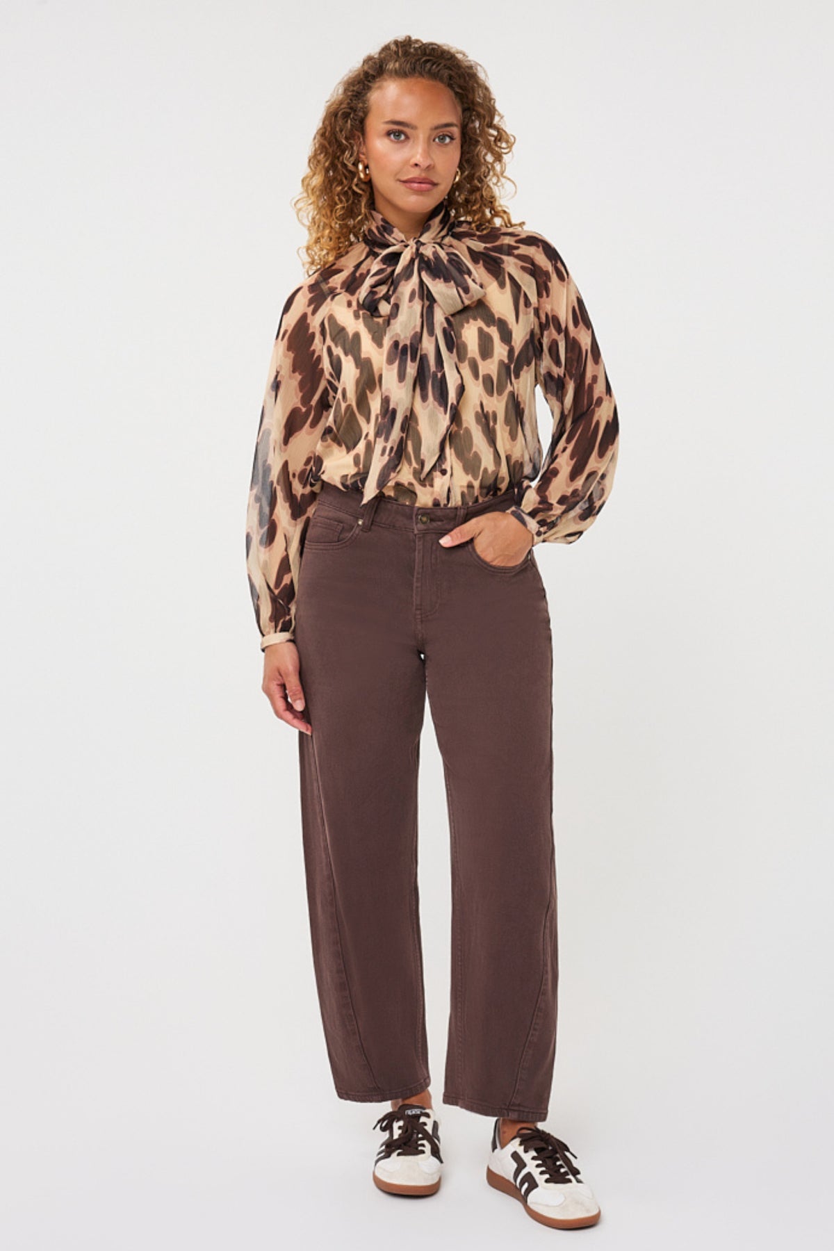 Lichte, zachte EsQualo blouse met een kleurrijk Embrace-print motief en een bijpassende sjaal.