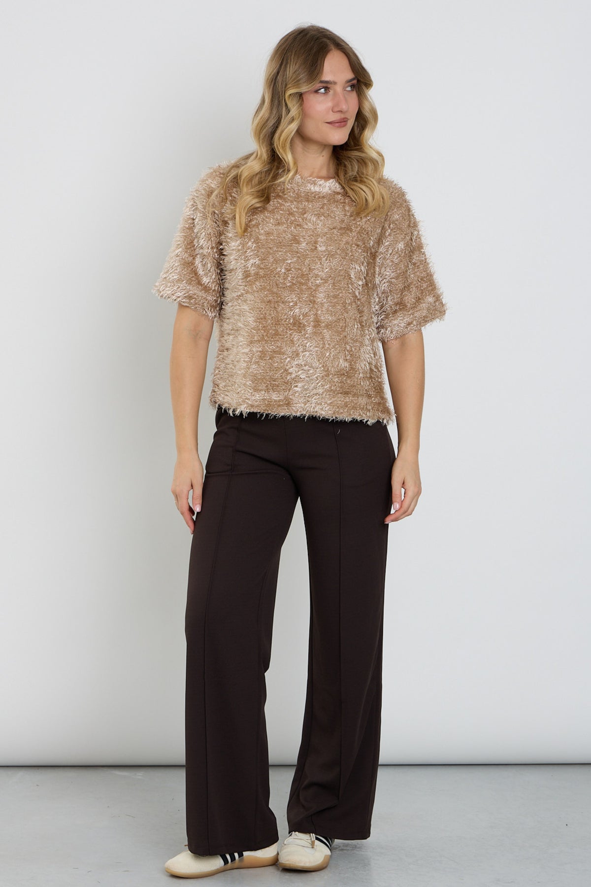 Bruine wide leg broek van Enjoy, stijlvolle en comfortabele damesbroek met losse pasvorm en elegante uitstraling.
