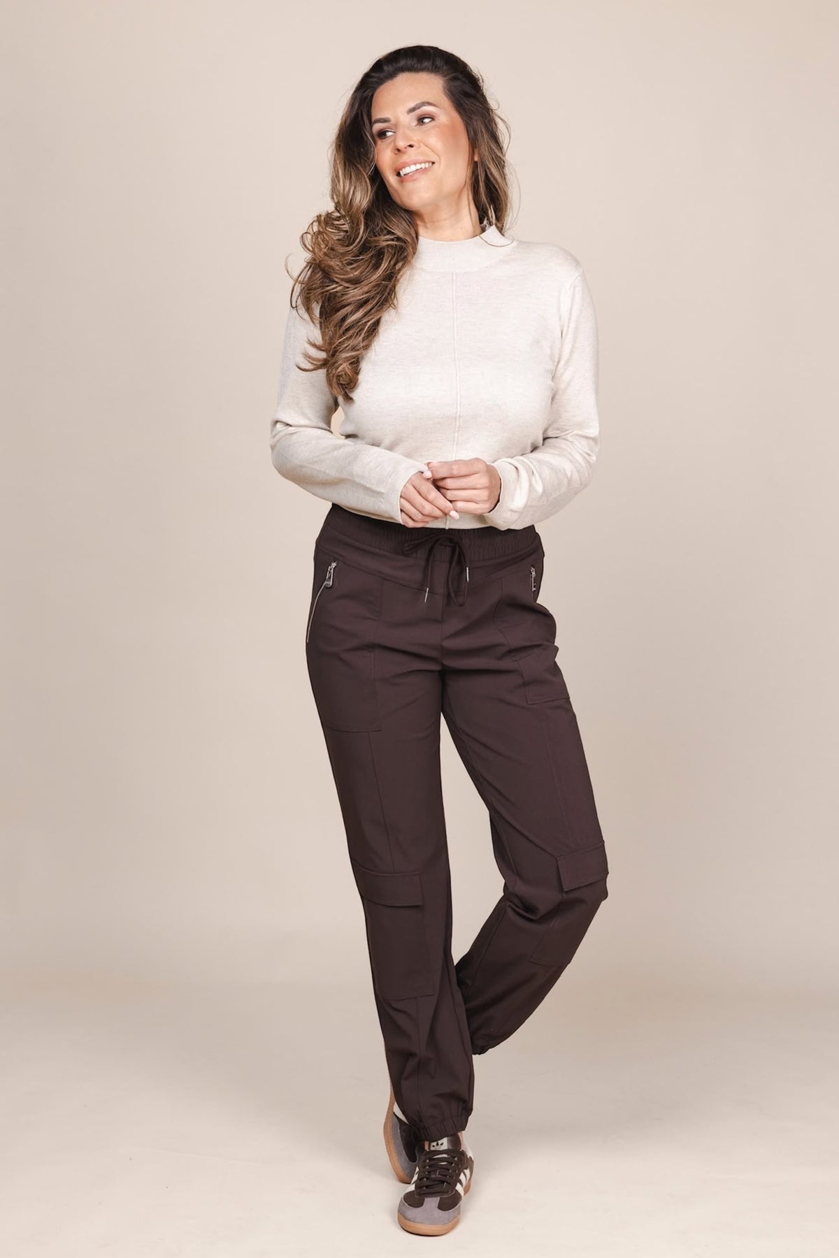 Zoso Kim beige sweater met ronde hals en losse pasvorm, geschikt voor casual draagstijl.