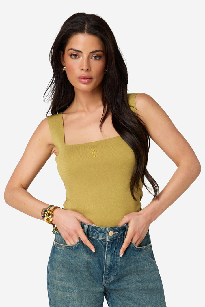 Ibana Kara Gold Groen top met glanzende gouden details en comfortabele pasvorm, zichtbaar op de afbeelding.
