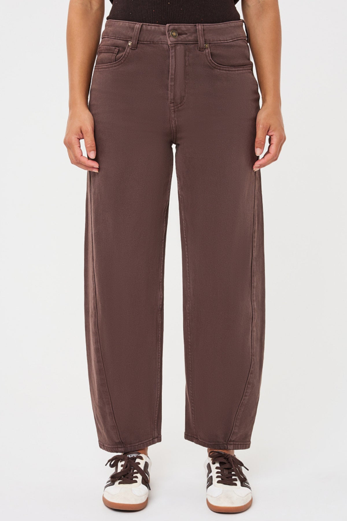 EsQualo Barrel Cacao jeans F26.12513, herenmodel met rechte snit en donkere denim stof, zichtbaar op de foto.