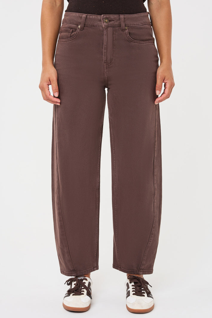 EsQualo Barrel Cacao jeans F26.12513, herenmodel met rechte snit en donkere denim stof, zichtbaar op de foto.