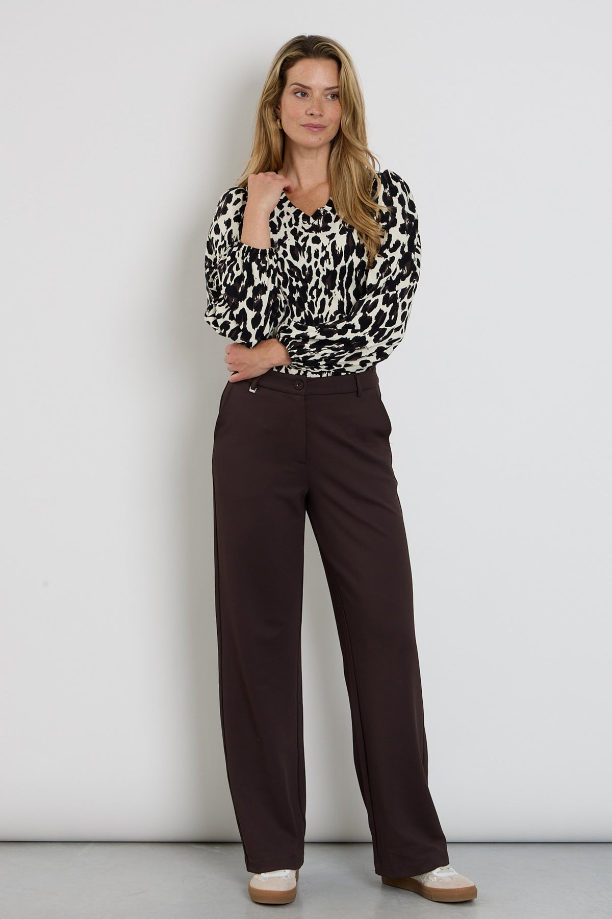 Zoso Xandra Espresso travelbroek met comfortabele pasvorm en functioneel ontwerp, zichtbaar in de afbeelding.