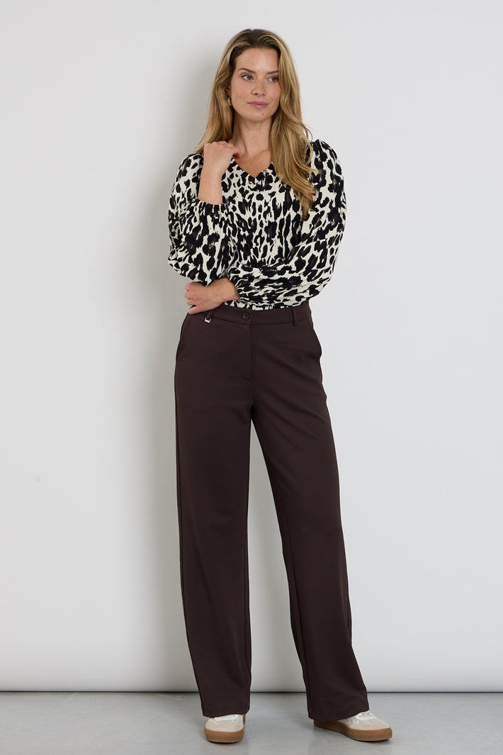 Zoso Xandra Espresso travelbroek met comfortabele pasvorm en functioneel ontwerp, zichtbaar in de afbeelding.