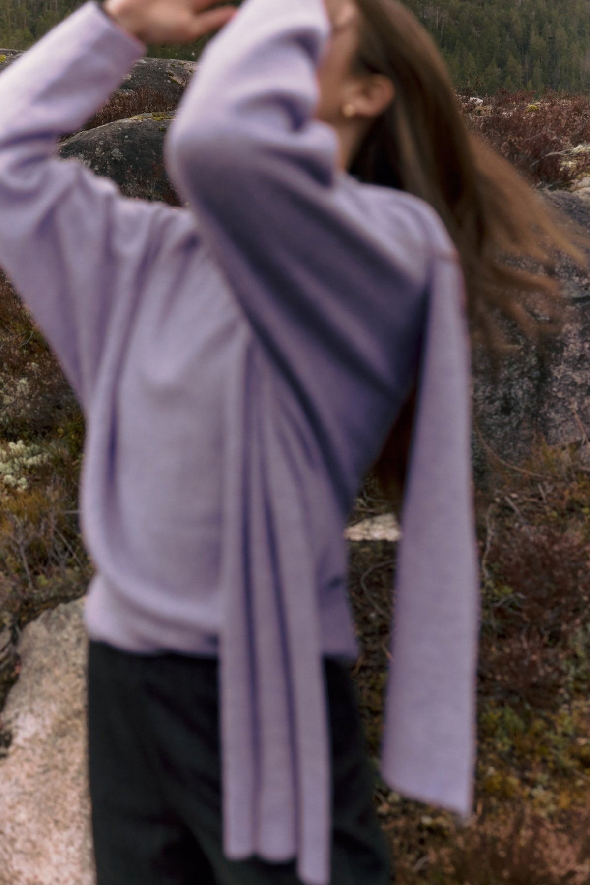 Donkere paarse Lady Day trui Arleen Ice Purple met lange mouwen en zachte stof, gedragen door een model.
