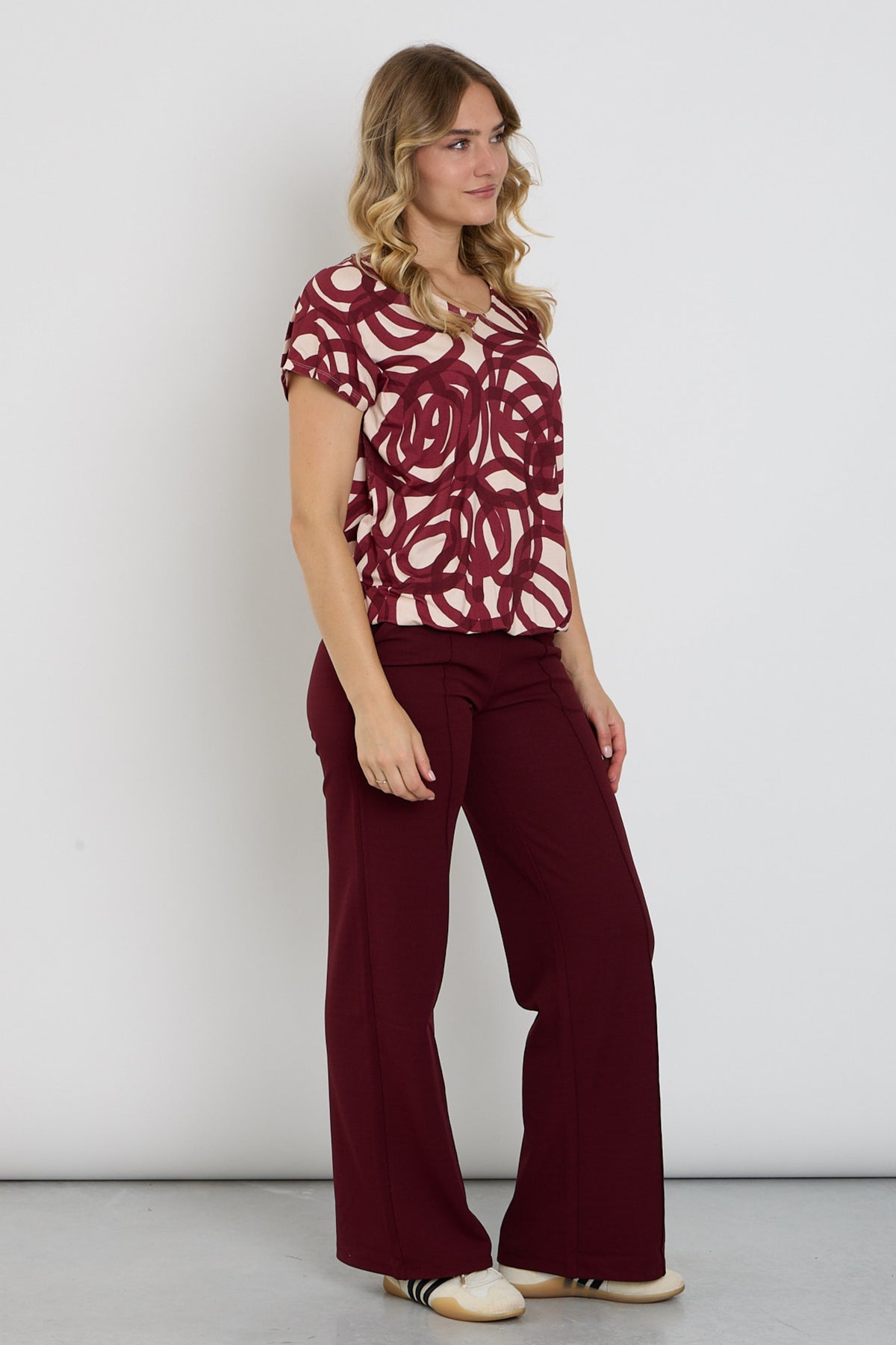 Lichte, wijde broek van Enjoy in portkleur met losse pasvorm, gemaakt van comfortabel materiaal, zichtbaar vanaf de voorkant.