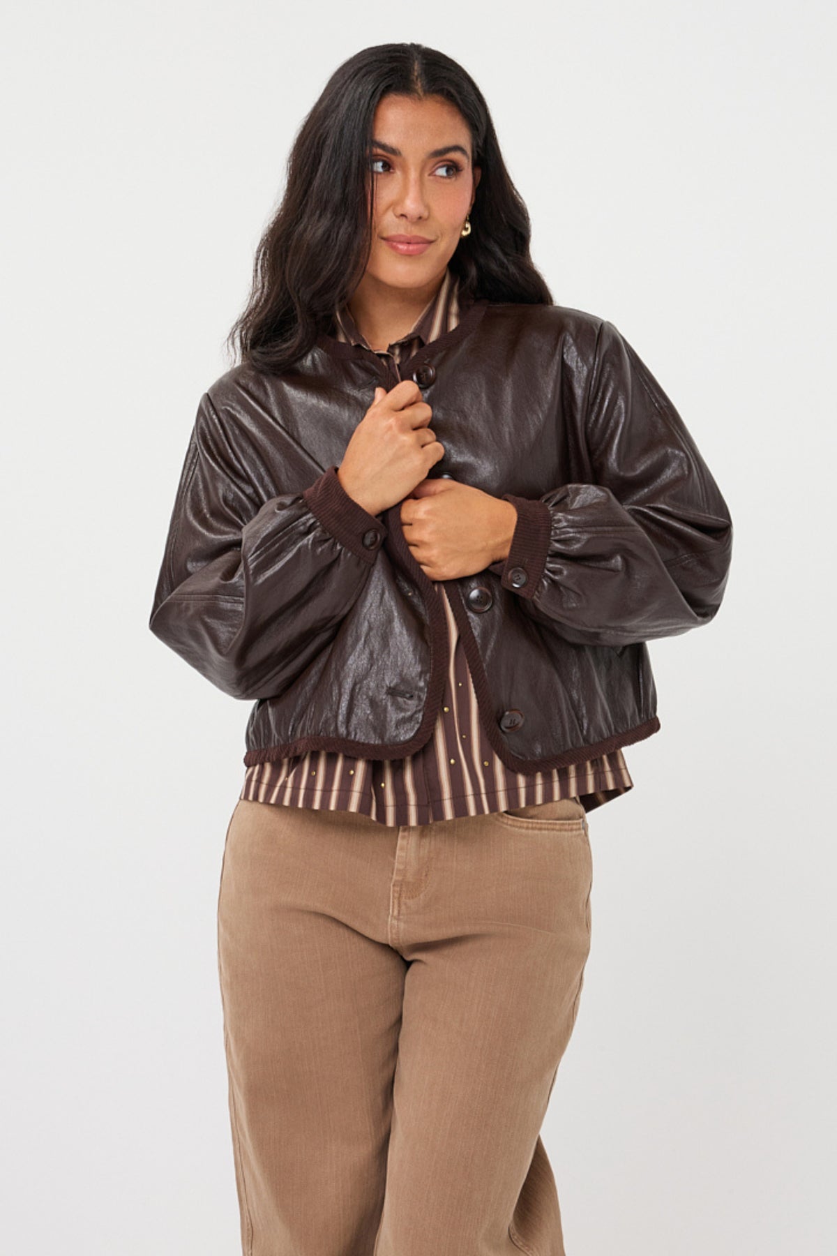 Lichte korte PU-jack in crinkle cacao van EsQualo, met elegante uitstraling en moderne stijl.