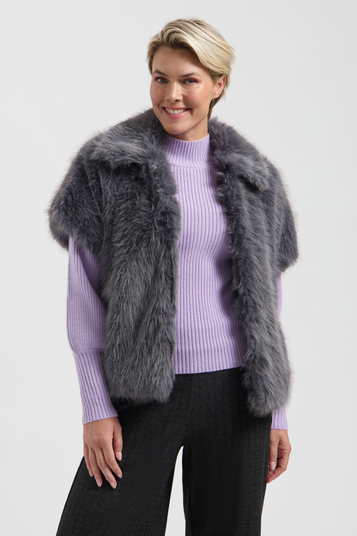 Lady Day top Debby Ice Purple, licht paarse blouse met lange mouwen en ronde hals, gedragen door een model.