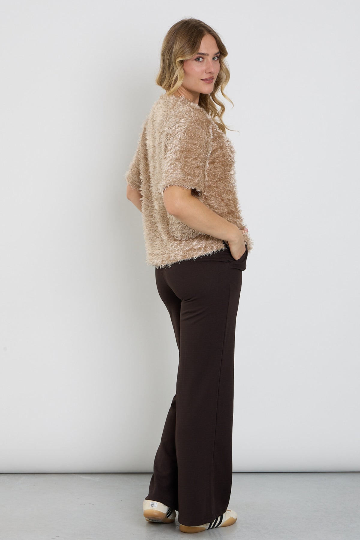 Bruine wide leg broek van Enjoy met losse pasvorm en comfortabele stof, zichtbaar in de afbeelding.