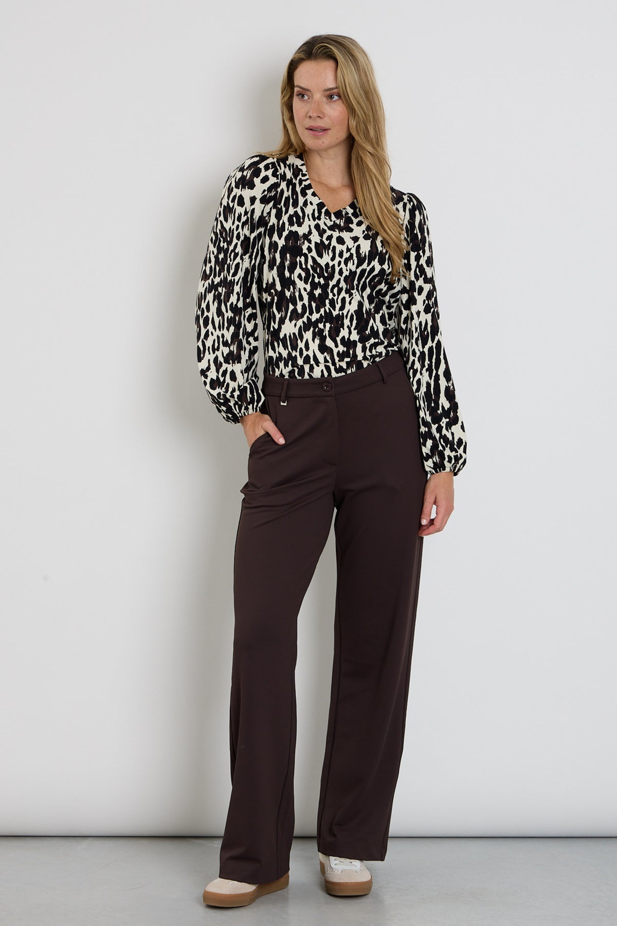 Zoso Xandra Espresso reisbroek, comfortabele pasvorm en stijlvolle look, zichtbaar in de afbeelding.
