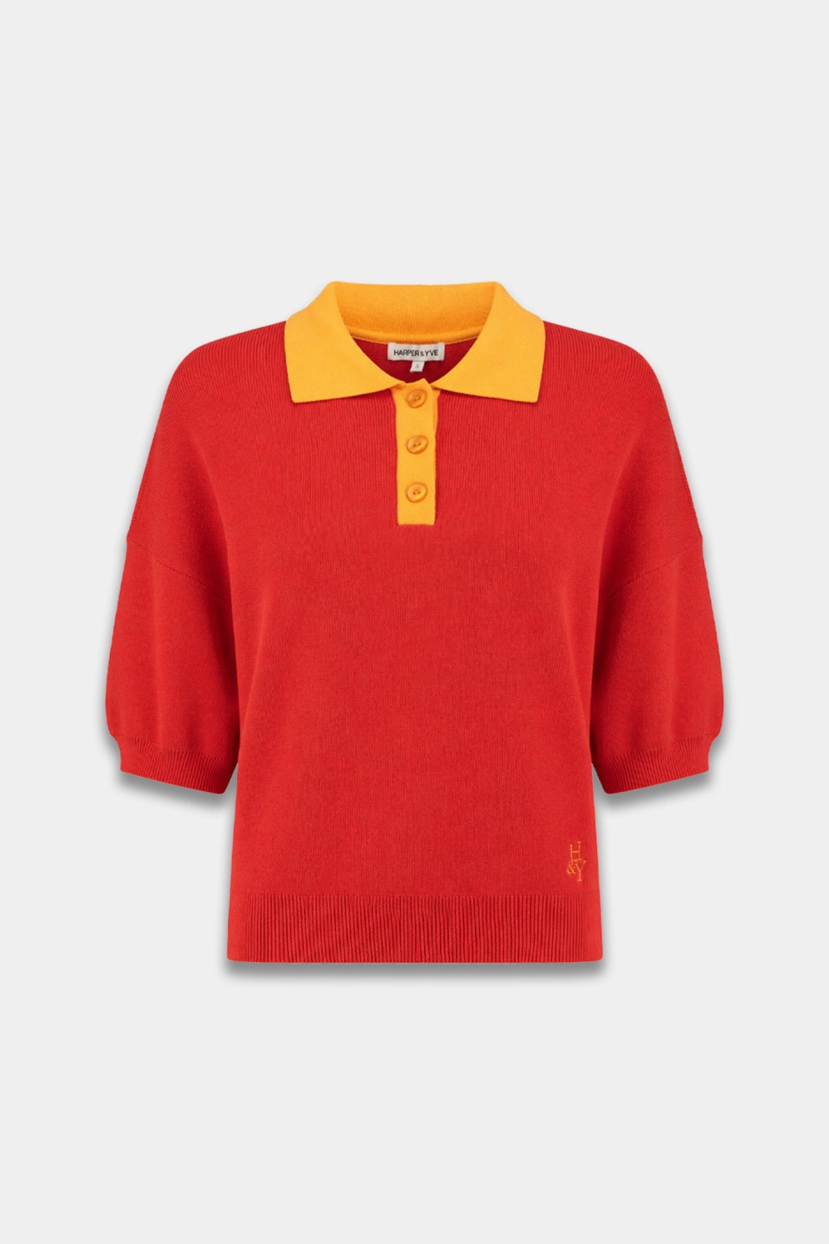 Harper & Yve Top Sanny Poppy Red HS6P413, rode top met korte mouwen en V-hals in heldere rode kleur, op model gedragen.