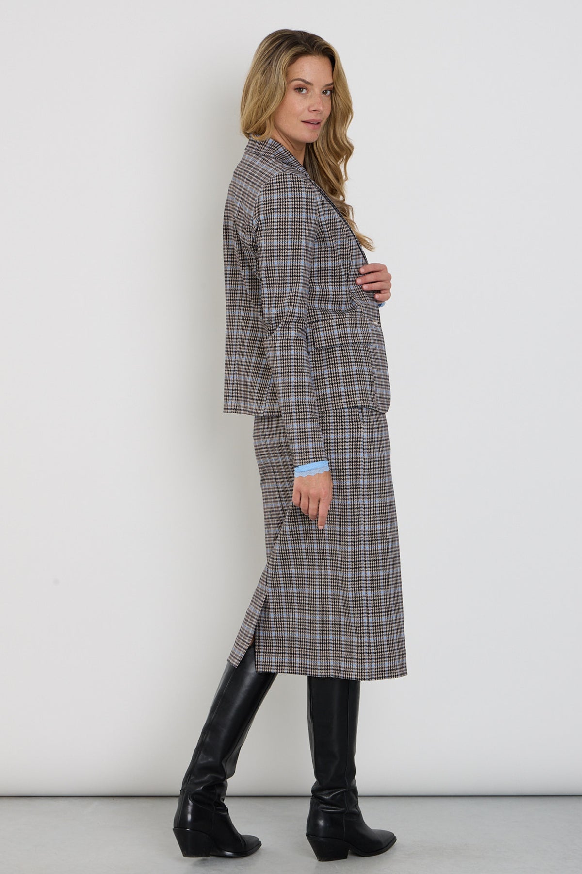 Lichte reisrok van Mi Piace in Harvest Tweed print Della Blue, met een elegante, getailleerde pasvorm en duurzame stof.