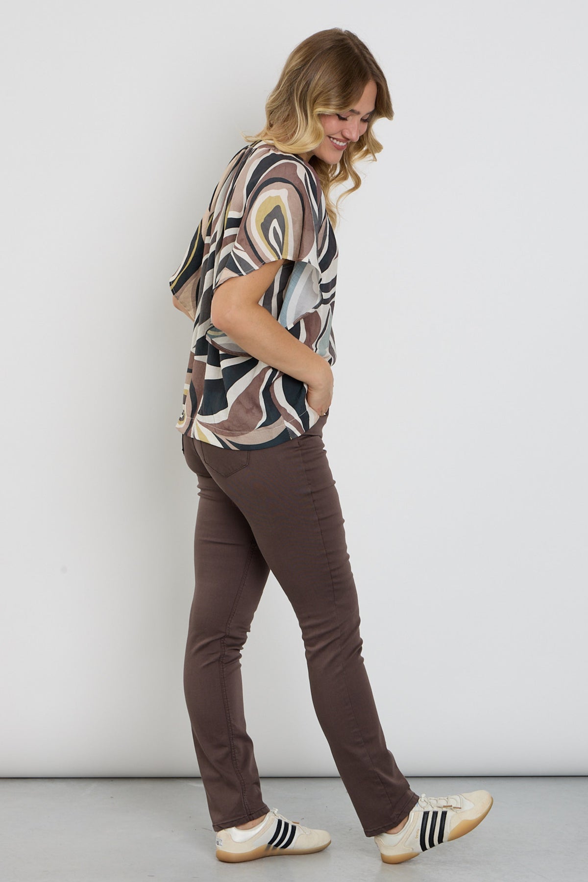 Donkerbruine Enjoy 5-pocket broek met passen en ritssluiting, casual stijl, zichtbaar in de afbeelding.
