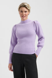 Lady Day Debby Ice Purple top, L28.601.3669, in paars met zachte stof en stijlvolle pasvorm, close-up van de voorkant.