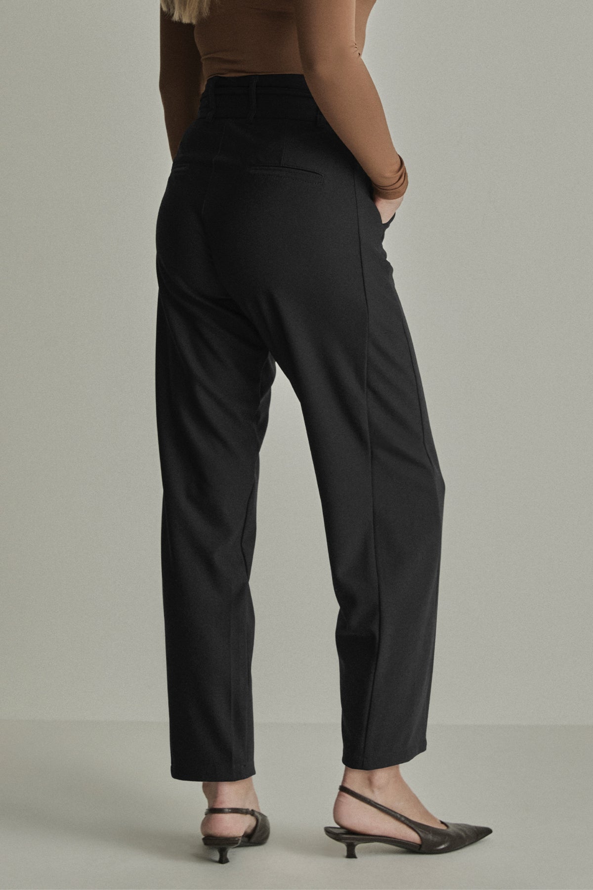 Zwarte regular broek van Para Mi, Coco-model, met een comfortabele pasvorm en stijlvolle uitstraling.