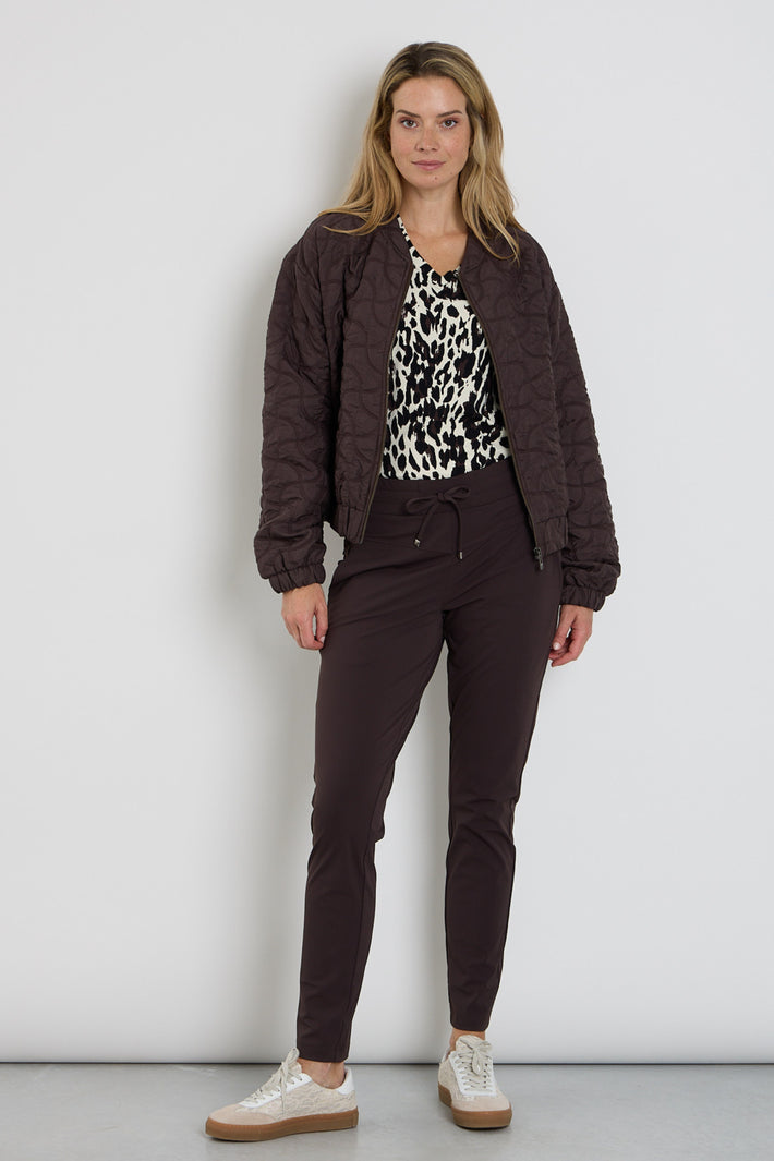 Zoso Travel Broek Amber Espresso, lichte reisbroek met rechte snit en stretchstof, geschikt voor comfortabel reizen en dagelijks gebruik.