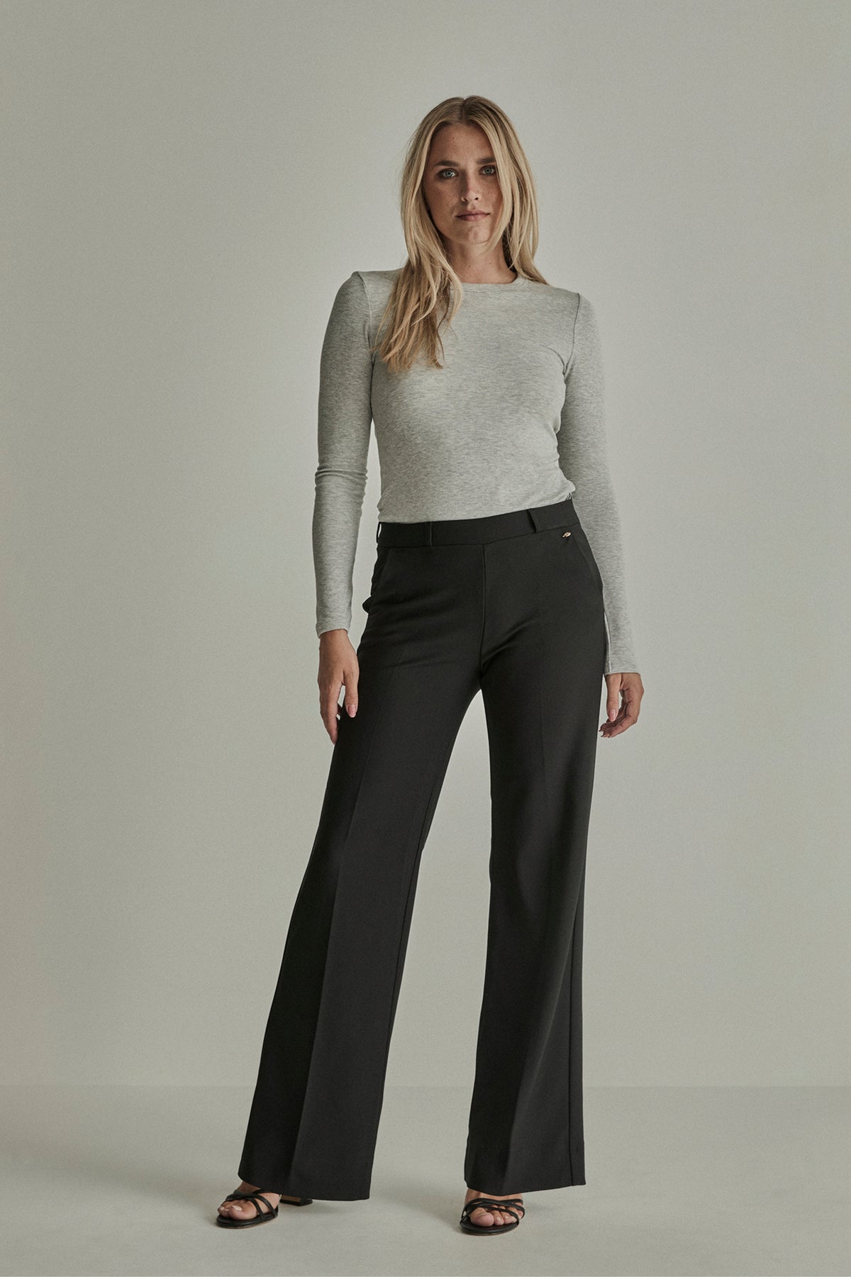 Zwarte Mira elastische twill jersey broek van Para Mi, recht model met taillehoogte en L32 lengte, geschikt voor casual dragen.
