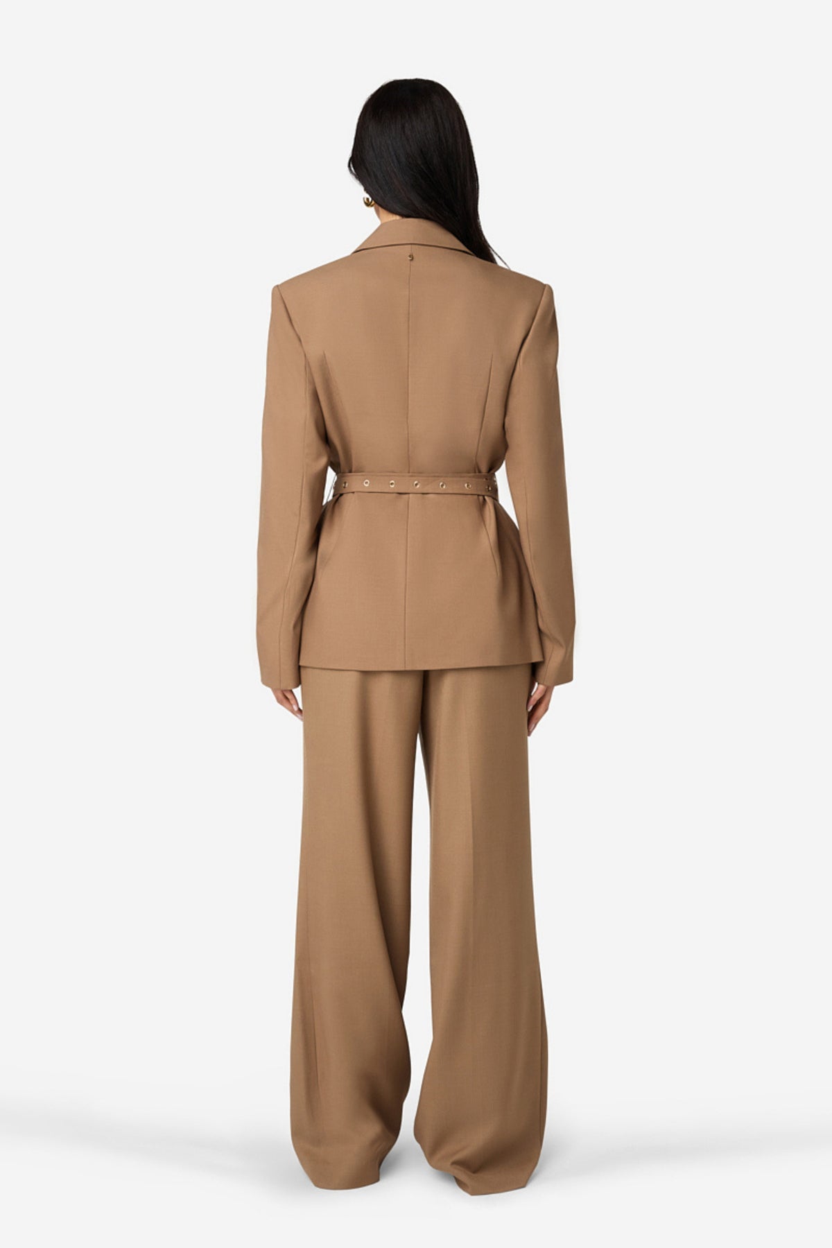 Beige blazer Janey Savannah van Ibana met klassieke snit en knopen, gedragen door een model op de foto.
