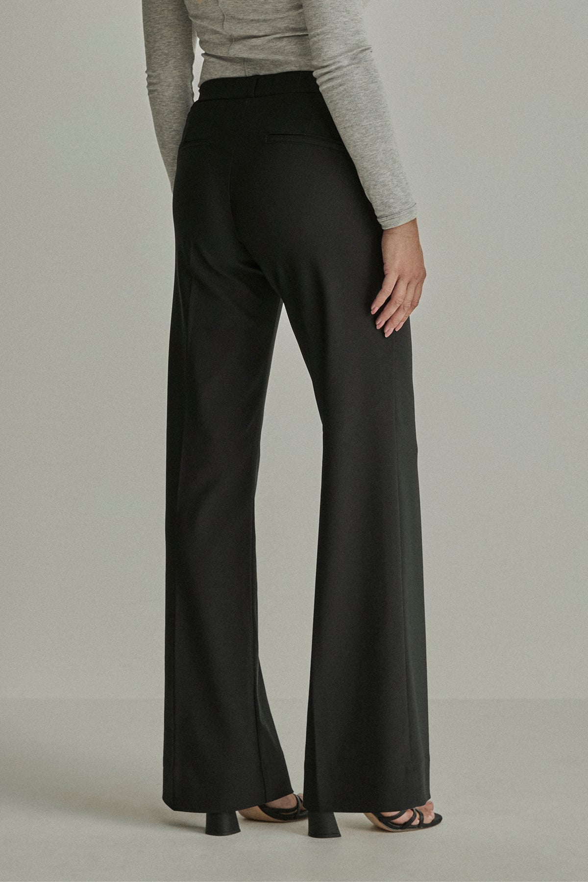 Zwarte Mira elastische twill jersey broek van Para Mi met rechte pasvorm en L32 lengte, zichtbaar op de afbeelding.