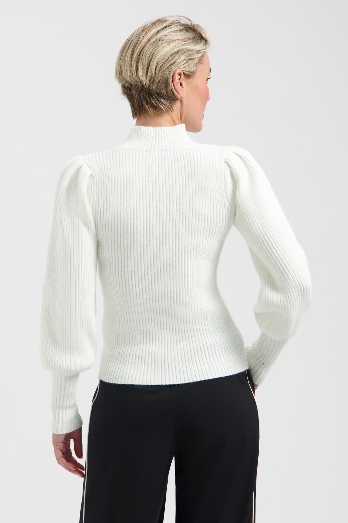 Licht champagne top van Lady Day met lange mouwen en ronde hals, gedragen door een model, close-up van het ontwerp